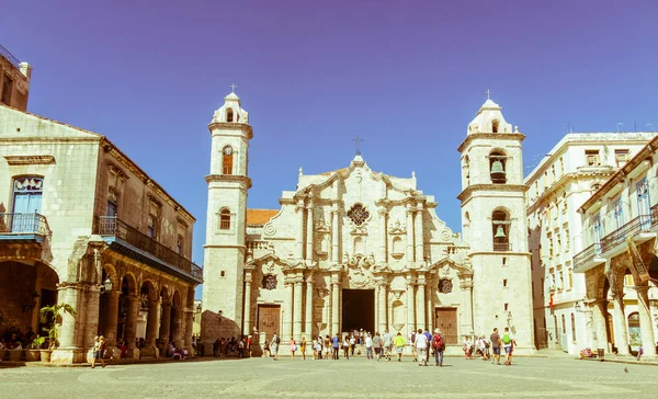 哈瓦那 2017年1月16日 在老哈瓦那大教堂广场的全景与圣 Cristobal 大教堂巴洛克式的建筑学 具有复古和昔日效果的图像 — 图库照片