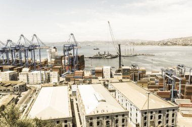 Valparaiso, Şili - 2 Ocak 2018: meşgul kargo liman Valparaiso, Şili, Güney Amerika'da. Şili'deki en önemli liman olduğunu. Vintage ve yesteryear etkisi ile görüntü