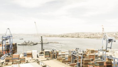 Valparaiso, Şili - 2 Ocak 2018: meşgul kargo liman Valparaiso, Şili, Güney Amerika'da. Şili'deki en önemli liman olduğunu. Vintage ve yesteryear etkisi ile görüntü