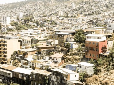 Tarihi şehir Valparaiso, Şili Cityscape üzerinde görüntüleyin. Renkli evler ve telaşlı Valparaiso sokakta. Şili'deki en önemli liman olduğunu. Vintage ve yesteryear etkisi ile görüntü