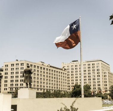Santiago De Chile, Chile - 26 Ocak 2018: dev bayrak şehir Santiago de Chile Meydanı, vatandaşlık ile Avenida La Alameda üzerinde yürüme Şilililer. Vintage ve yesteryear etkisi ile görüntü