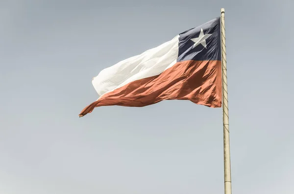 Bandera Chile Ondea Fuerte Viento Contra Cielo Azul Brillante Con —  Fotos de Stock