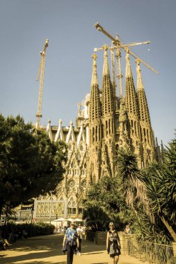 Barcelona, İspanya - 18 Mayıs 2017: İsa'nın doğuşu cephe La Sagrada Familia - yapı Mar 19, 1882 yılından bu yana olmak ve henüz bitmiş değil Gaudi tarafından tasarlanmış etkileyici Katedrali, turist. Vintage ve yesteryear etkisi ile görüntü