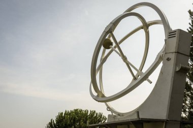 Kaotik sarkaç ile kaos teorisi, herhangi bir rahatsızlık için hassas olduğundan, gerçekleştirdiği hareket doğasına gösterdiği fiziksel bir deney olduğunu.