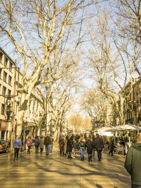 Barcelona, İspanya - 2 Eylül 2017: turist yürüme ile ünlü Ramblas Caddesi. Binlerce insan her gün 1.2 kilometre uzunluğundaki tarafından popüler bu trafiğe kapalı alana yürüyerek. Vintage ve yesteryear etkisi ile görüntü