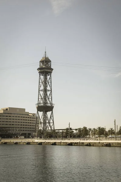 バルセロナ バルセロナの港 ランブラス通りの終わりに 写真では 世界貿易センターの建物とケーブルの方法バルセロナ カタロニア スペインの港のタワー ヴィンテージと往年の効果イメージ — ストック写真