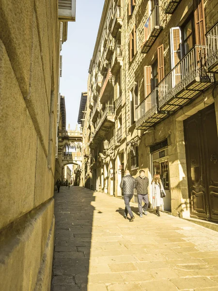 Barcelona Španělsko Září 2018 Novogotický Most Ulici Carrer Del Bisbe — Stock fotografie