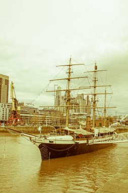 Buenos Aires, Arjantin - 1 Ekim: Fırkateyn Puerto Madero iskeleye yanaştı. Gece Buenos Aires'te gemi. Arjantin. Vintage ve yesteryear etkisi