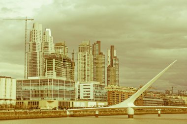 Buenos Aires, Arjantin - 1 Ekim: Eski liman alanı (Puerto Madero) tarafından günbatımı, Buenos Aires, Arjantin görünümü. Vintage ve yesteryear etkisi