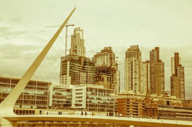 Günbatımı, Buenos Aires, Arjantin tarafından eski liman alanı (Puerto Madero) görünümü. Vintage ve yesteryear etkisi
