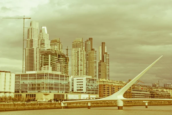 Buenos Aires, Arjantin - 1 Ekim: Eski liman alanı (Puerto Madero) tarafından günbatımı, Buenos Aires, Arjantin görünümü. Vintage ve yesteryear etkisi