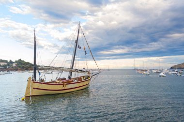 Turist tekne Cadaques bağlantı noktası, Costa Brava, il Girona, Katalonya, İspanya