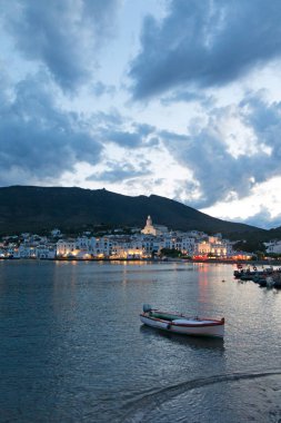 Cadaques gün batımı. Romantizm Akdeniz'de. Köy, Salvador Dali, Costa Brava, Girona, Katalonya, İspanya içinde.