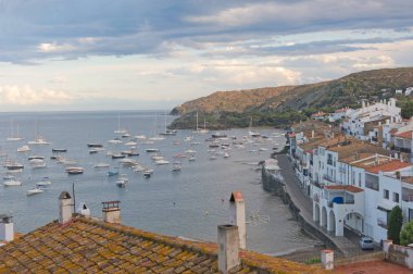 İspanyol şehir Cadaques, Costa Brava, İspanya - İspanya ünlü küçük köy panoramik manzaralı