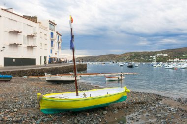 Cadaques gün batımı. Romantizm Akdeniz'de. Köy, Salvador Dali, Costa Brava, Gerona, Catalonia, İspanya içinde.