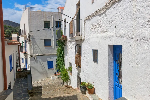 典型的な白で狭い地中海通りカダケス スペインのコスタ ブラバに典型的な地中海の村の小さな漁村 — ストック写真
