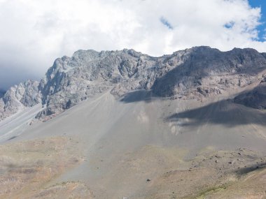 Cajon del Maipo. Maipo Kanyonu, And Dağları 'nda bulunan bir kanyon. Şili. Başkent Santiago yakınlarında. Çok güzel manzaralar sunar.. 