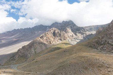 Cajon del Maipo. Maipo Kanyonu, And Dağları 'nda bulunan bir kanyon. Şili. Başkent Santiago yakınlarında. Çok güzel manzaralar sunar.. 