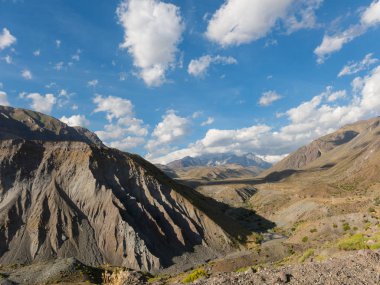 Cajon del Maipo. Maipo Kanyonu, And Dağları 'nda bulunan bir kanyon. Şili. Başkent Santiago yakınlarında. Çok güzel manzaralar sunar.. 