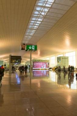 Barcelona, İspanya - 29 Aralık 2017: Yolcu Bagaj Barcelona Uluslararası Havaalanı El Prat iç. En büyük havaalanıdır Avrupa'da