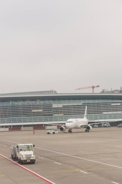 Zürih, İsviçre - 29 Aralık 2017: Kloten Havaalanı veya Zürih Uluslararası Havaalanı, sis. İsviçre'deki en büyük havaalanıdır.