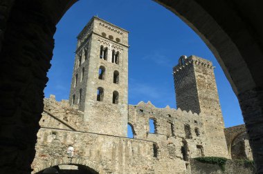 Cap de Creus Doğal Parkı 'ndaki Sant Pere de Rodes Manastırı. İspanya 'nın Katalonya eyaletinin kuzeydoğusunda Alt Emporda komününde yer alan eski bir Benedikt manastırıdır..