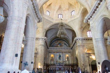 Havana, Küba - 16 Ocak 2017: İçişleri eski Havana Katolik Katedrali. Taş sütunlar, yüksek çatı ve kadar bitmeyecek banklar satırlarının hall vardır.