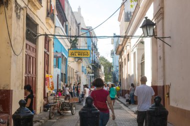 Havana, Küba - 16 Ocak 2017: Bar La Bodeguita del medio, Obispo Caddesi üzerinde. Güneşli bir günde Eski Havana'da günlük sahnede yürümek turistler. Havana, Küba