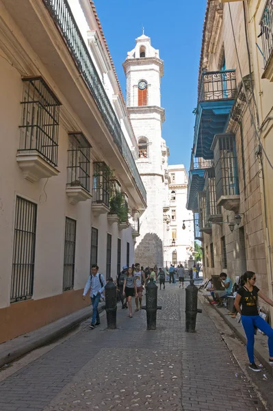 Havana Cuba January 2017 Obispo Street Cathedral Havana Tourists Walking — Stock Photo, Image