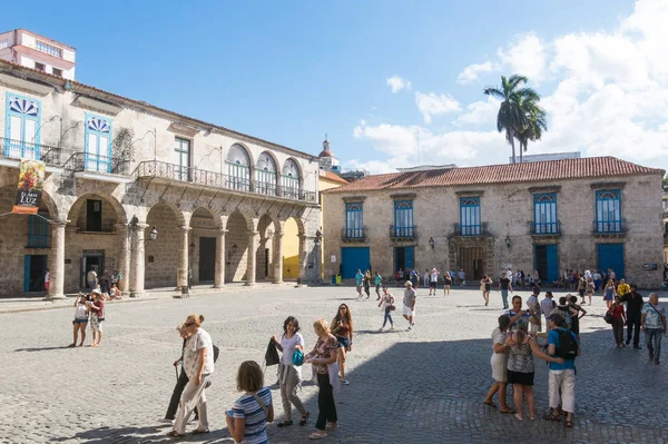 Havana, Küba - 16 Ocak 2017: Turist güzel bir günde katedral Meydanı'nda. Eski Havana, Küba'da. Bu meydanda Katedrali, sömürge Sanat Müzesi ve Arkeoloji Müzesi var. Küba
