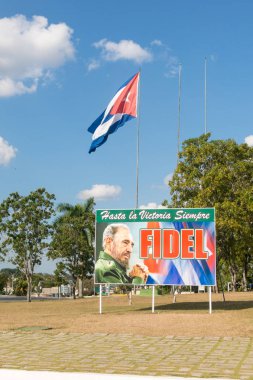 Santa Clara, Cuba-Ocak 6, 2017: Poster görüntü Fidel Castro ve şehrin Santa Clara, Küba Devrimi meydanında Küba bayrağı ile. Sonraki Ernesto Che Guevara saygı Türbesi olduğunu.