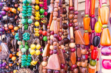 Tipik Küba Hatıra: Tohum Kolye. Popüler Küba hesapları, organik takı Karayip tohumlardan yapılmış. Şehirde Cienfuegos, Cuba semt pazarı.