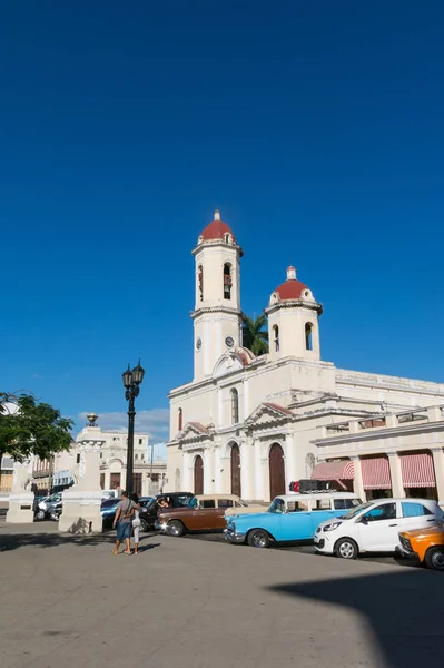 Cienfuegos Cuba Janeiro 2017 Carros Antigos Parque José Marti Praça — Fotografia de Stock