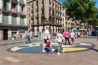 Barcelona, İspanya - 2 Eylül: 2 Eylül 2017 La Rambla Barcelona, İspanya, Joan Miro'nun Pla de l'Os Mozaik. Binlerce insan her gün ünlü sanatçı Joan Miro tarafından tasarlanmış Mozaik, devam et.