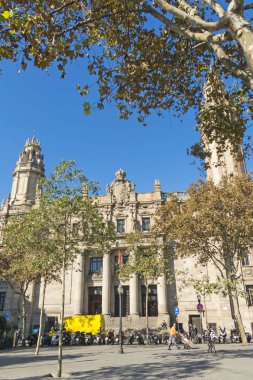 Barcelona, İspanya - Kasım 15: Ünlü Merkez Postane binası. Merkez Postane sokak Via Laietana ve Christopher Columbus street arasında yer almaktadır