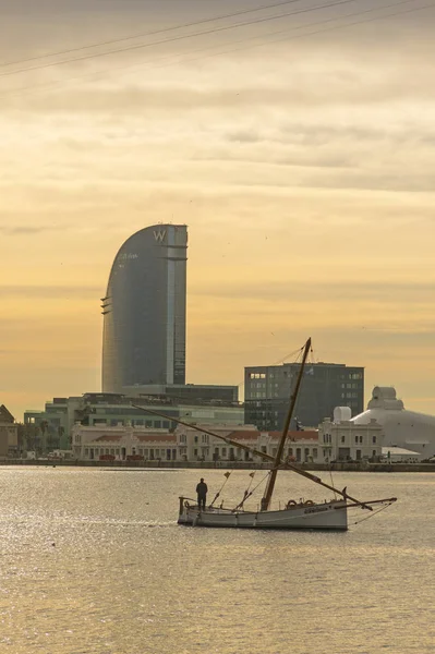 Barcelona Hiszpania Mar 2017 Świt Port Barcelonie Końcu Alei Las — Zdjęcie stockowe