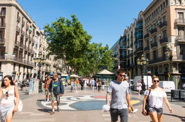 Barcelona, İspanya - 2 Eylül: 2 Eylül 2017 La Rambla Barcelona, İspanya, Joan Miro'nun Pla de l'Os Mozaik. Binlerce insan her gün ünlü sanatçı Joan Miro tarafından tasarlanmış Mozaik, devam et.