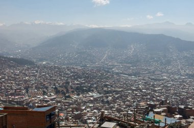 Şehir, La Paz yüksek Bolivya - Mirador Kilikili görüntülendi Andes Mountains. Arka plan, Kraliyet dağ silsilesi. La Paz, Bolivya.