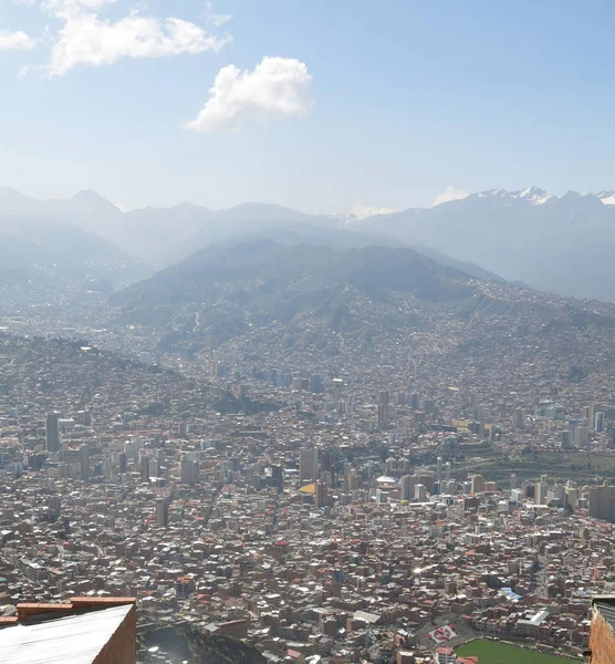 在玻利维亚的安第斯山脉高的拉巴斯市 从米拉多 Kilikili 在背景 皇家山脉 拉巴斯 玻利维亚 — 图库照片