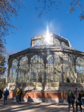 Madrid, İspanya - 27 Ocak 2018: Retiro Park, Madrid, İspanya, Crystal Palace (Palacio de cristal). Retiro Park, Madrid, İspanya, en büyük parklarından biridir. Mimari ve Madrid Simgesel Yapı