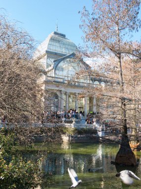 Madrid, İspanya - 27 Ocak 2018: Retiro Park, Madrid, İspanya, Crystal Palace (Palacio de cristal). Retiro Park, Madrid, İspanya, en büyük parklarından biridir. Mimari ve Madrid Simgesel Yapı