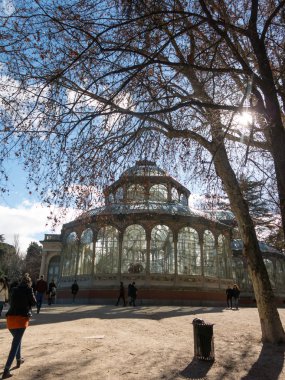 Madrid, İspanya - 27 Ocak 2018: Retiro Park, Madrid, İspanya, Crystal Palace (Palacio de cristal). Retiro Park, Madrid, İspanya, en büyük parklarından biridir. Mimari ve Madrid Simgesel Yapı