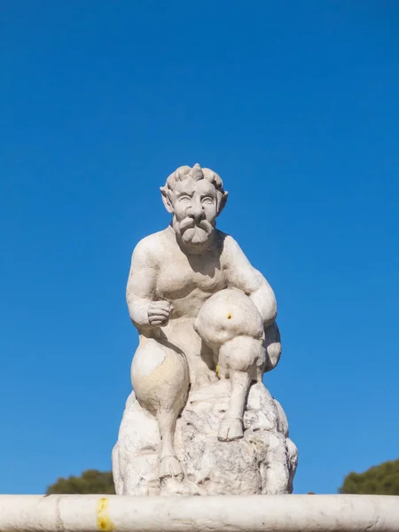 丘比特雕像在玫瑰花园的喷泉 Buen 雷蒂罗公园 在雷蒂罗公园植物园的罗萨斯西班牙公园 马德里 西班牙 — 图库照片