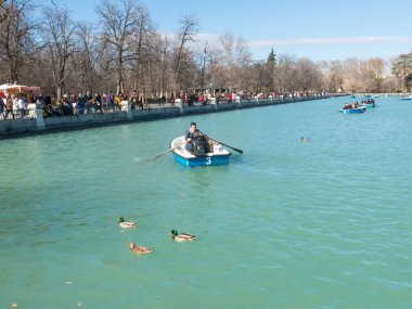 Madrid, İspanya - 27 Ocak 2018: Güzel resim, turistlere tekne Parque del Buen Retiro - Madrid, İspanya hoş geri çekilme Park gölet üzerinde