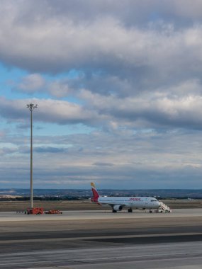 Madrid, İspanya - 27 Ocak 2018: Bir uçak Adolfo Suarez Madrid Barajas Havaalanı Terminal T4 piste çıkarmaya hazırlar. Barajas Uluslararası Havaalanı Madrid olduğunu. İspanya