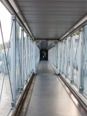 Madrid, İspanya - 27 Ocak 2018: uçak ile bağlanmak için yolcular Havaalanı köprü girme.