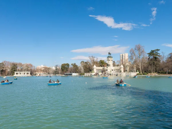 Madrid España Enero 2018 Hermosa Foto Turistas Embarcaciones Monumento Alfonso —  Fotos de Stock