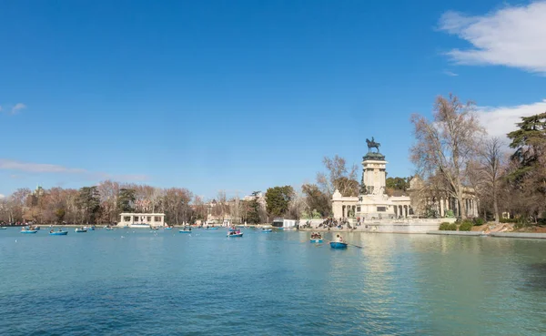 Madrid España Enero 2018 Personas Disfrutando Paseo Barco Por Estanque —  Fotos de Stock