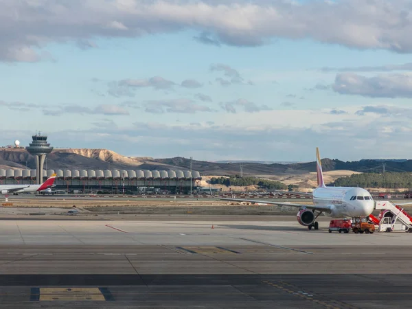 Madrid Spain January 2018 Plane Prepares Take Runway Terminal Adolfo — Stock Photo, Image