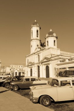 Cienfuegos, Cuba - 3 Ocak 2017: Vintage arabalar Jose Marti Park, ana kare Cienfuegos, Purisima Concepcion katedral önünde. Cienfuegos, Küba Adası.